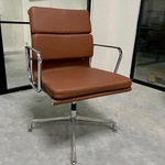 Eames EA208 softpad bureaustoel in cognac leer, Replica, Cognac / Chro